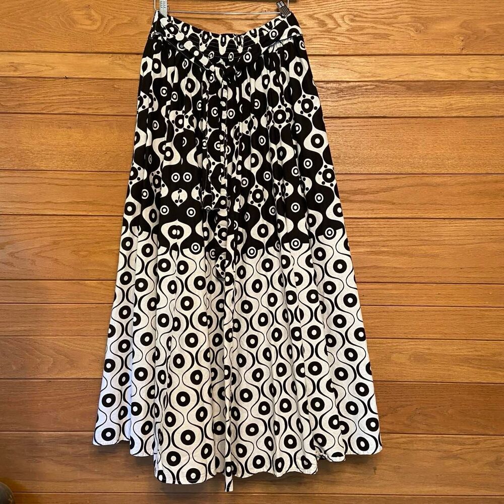 Black and white mod circular printed elastic waist full circle skirt